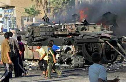 сгоревший «Абрамс» на улице Багдада.