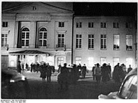 http://upload.wikimedia.org/wikipedia/commons/thumb/2/25/Bundesarchiv_Bild_183-91966-0003%2C_Berlin%2C_Deutsches_Theater%2C_Nacht.jpg/220px-Bundesarchiv_Bild_183-91966-0003%2C_Berlin%2C_Deutsches_Theater%2C_Nacht.jpg
